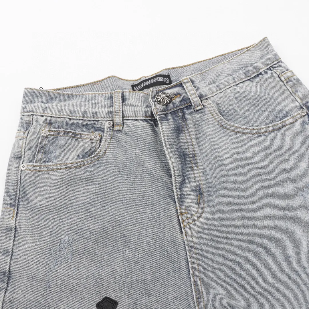 P210 Top version (Golden Black Label) Top version Chrome Hearts jeans with leather blue denim. As we all know, chromehearts jeans use vintage Levis jeans as the base for creation. They usually add their own unique silver buckles and silver ornaments, plus leather embellishments. This is what doubles the value of these vintage jeans, because the base is Vintage jeans, the jeans themselves have been very soft and comfortable after years of baptism, which can be distinguished from ordinary jeans. Regarding the size, you should also refer to the pants data. Style number: 1252# Color: Jindian black label Size: 28 30 32 34 28 Waist 86 Hips 100 Pants length 102 30 Waist 90 Hips 104 Pants length 104 32 Waist 94 Hips 108, pants length 106 34, waist 98, hips 112, pants length 110